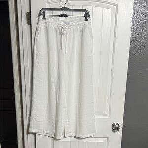Women’s flowy white crop